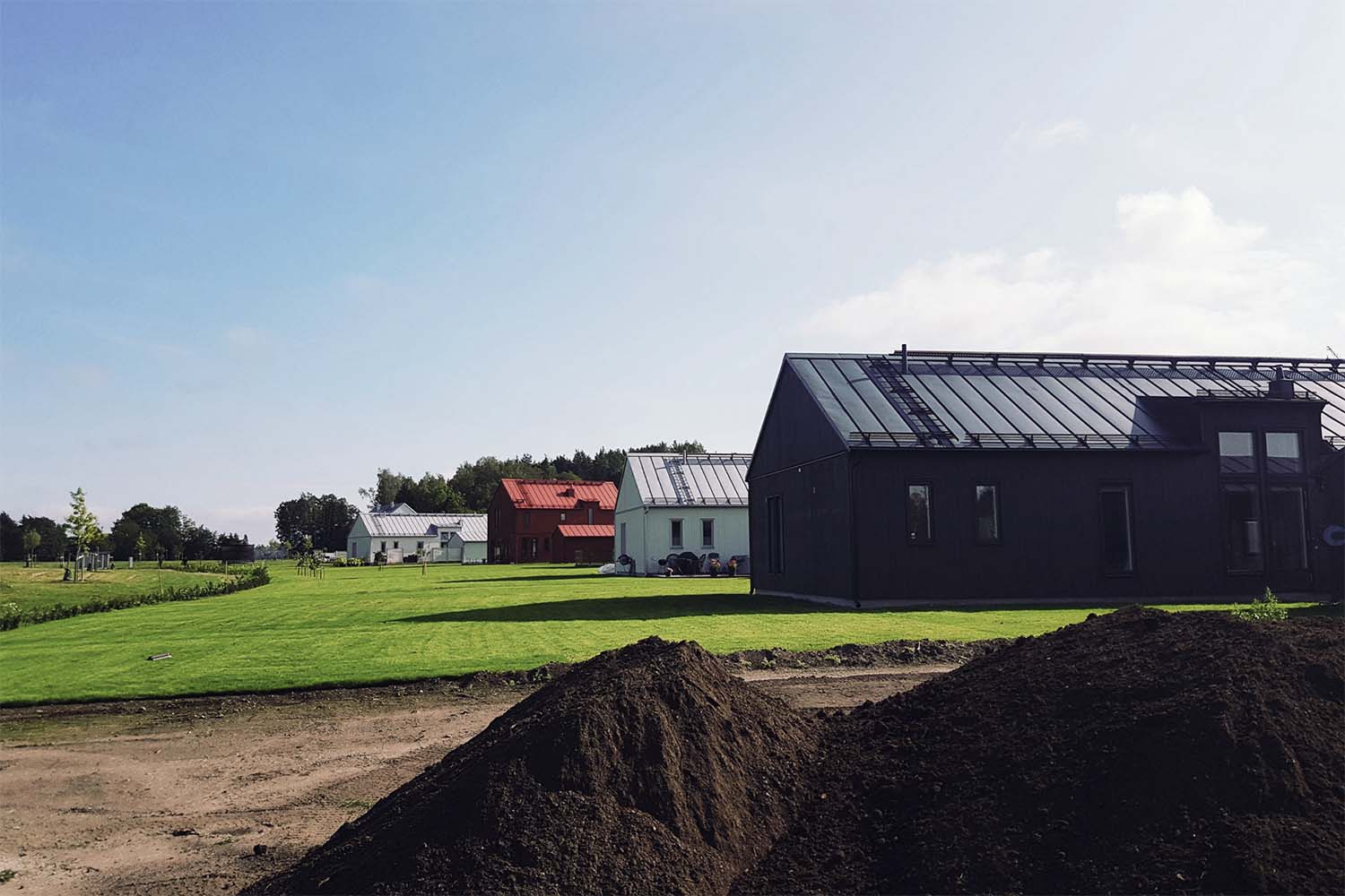 Jord på en mark framför ett villaområde